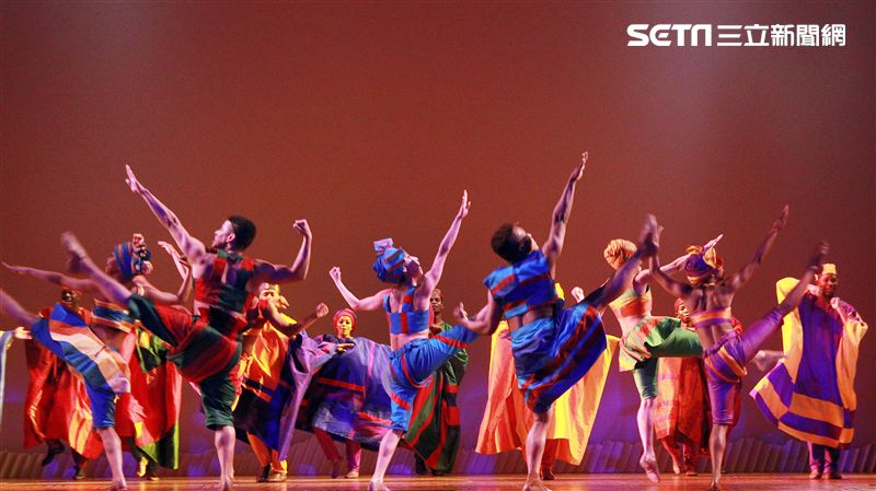 真人版「獅子王」音樂劇撼動人心的演唱搭配栩栩如真的非洲叢林、原野動物，讓現場觀眾都震撼不已。（記者邱榮吉/攝影）