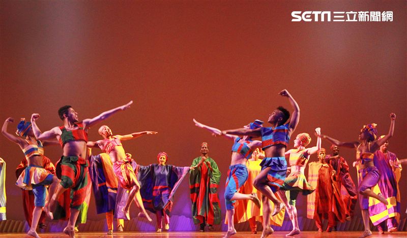 真人版「獅子王」音樂劇撼動人心的演唱搭配栩栩如真的非洲叢林、原野動物，讓現場觀眾都震撼不已。（記者邱榮吉/攝影）