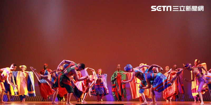 真人版「獅子王」音樂劇撼動人心的演唱搭配栩栩如真的非洲叢林、原野動物，讓現場觀眾都震撼不已。（記者邱榮吉/攝影）