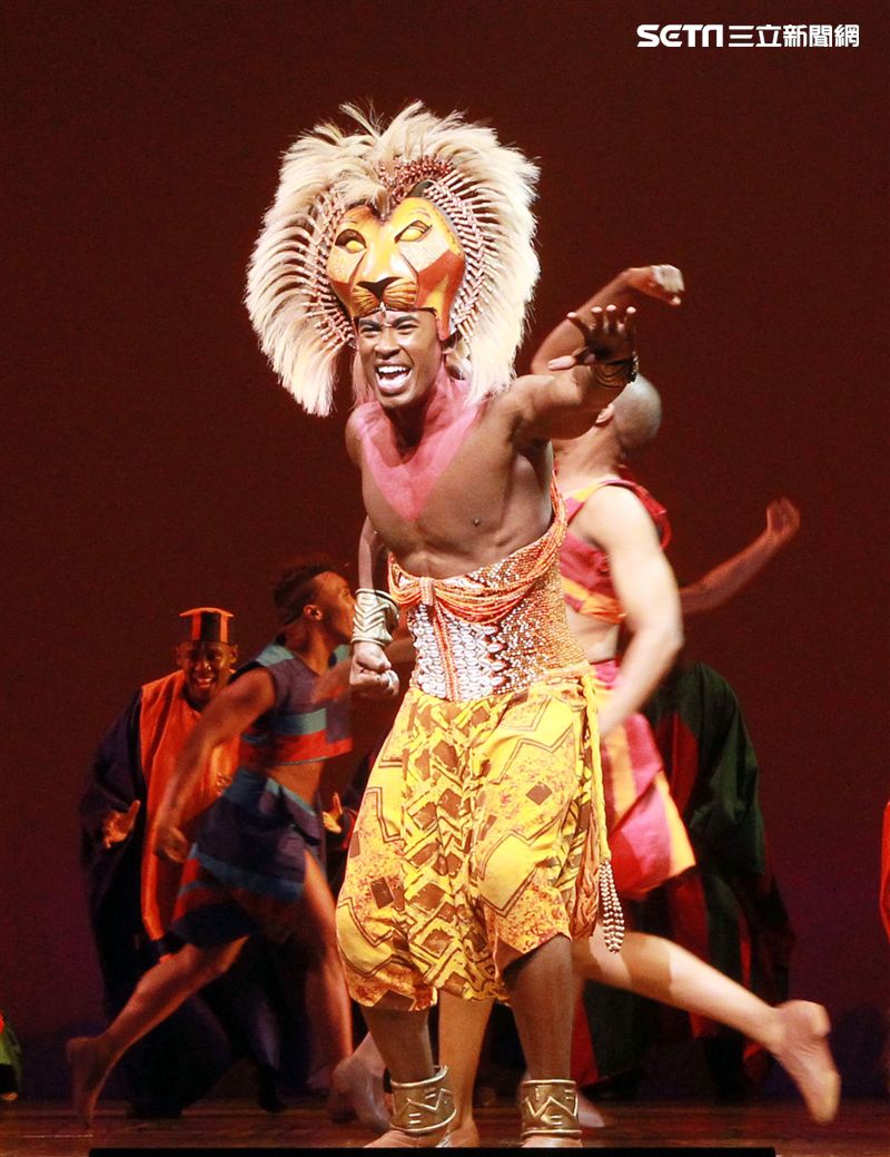 真人版「獅子王」音樂劇撼動人心的演唱搭配栩栩如真的非洲叢林、原野動物，讓現場觀眾都震撼不已。（記者邱榮吉/攝影）