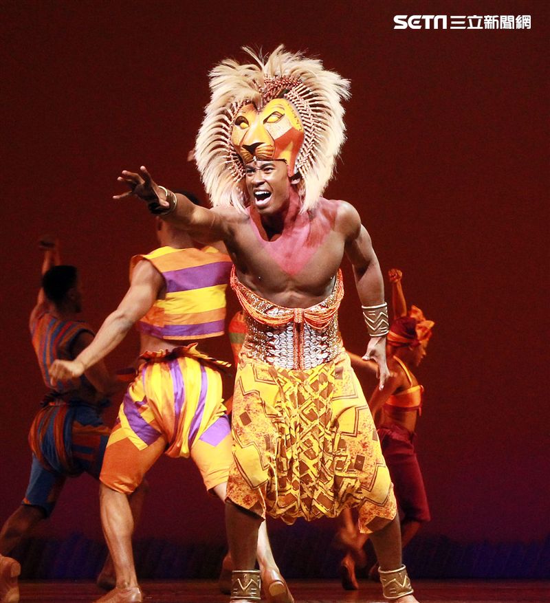 真人版「獅子王」音樂劇撼動人心的演唱搭配栩栩如真的非洲叢林、原野動物，讓現場觀眾都震撼不已。（記者邱榮吉/攝影）