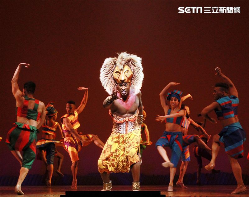 真人版「獅子王」音樂劇撼動人心的演唱搭配栩栩如真的非洲叢林、原野動物，讓現場觀眾都震撼不已。（記者邱榮吉/攝影）