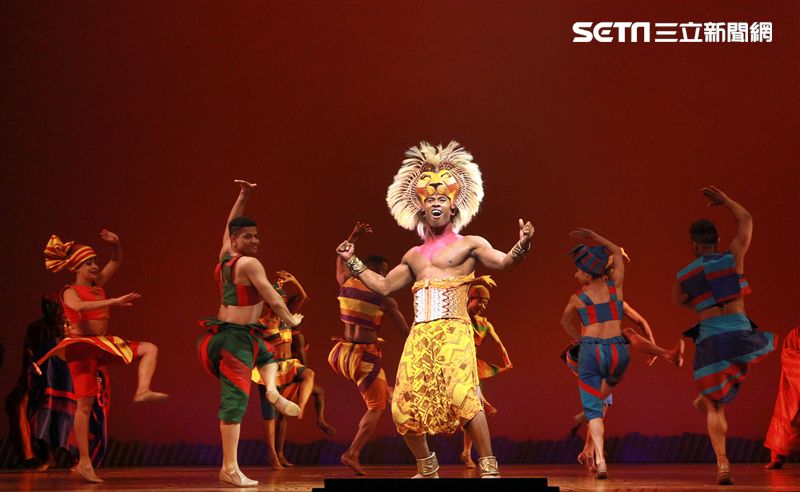 真人版「獅子王」音樂劇撼動人心的演唱搭配栩栩如真的非洲叢林、原野動物，讓現場觀眾都震撼不已。（記者邱榮吉/攝影）