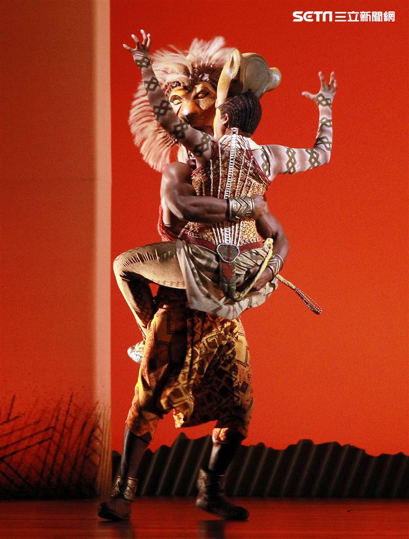 真人版「獅子王」音樂劇撼動人心的演唱搭配栩栩如真的非洲叢林、原野動物，讓現場觀眾都震撼不已。（記者邱榮吉/攝影）