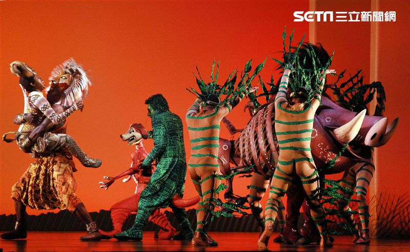 真人版「獅子王」音樂劇撼動人心的演唱搭配栩栩如真的非洲叢林、原野動物，讓現場觀眾都震撼不已。（記者邱榮吉/攝影）