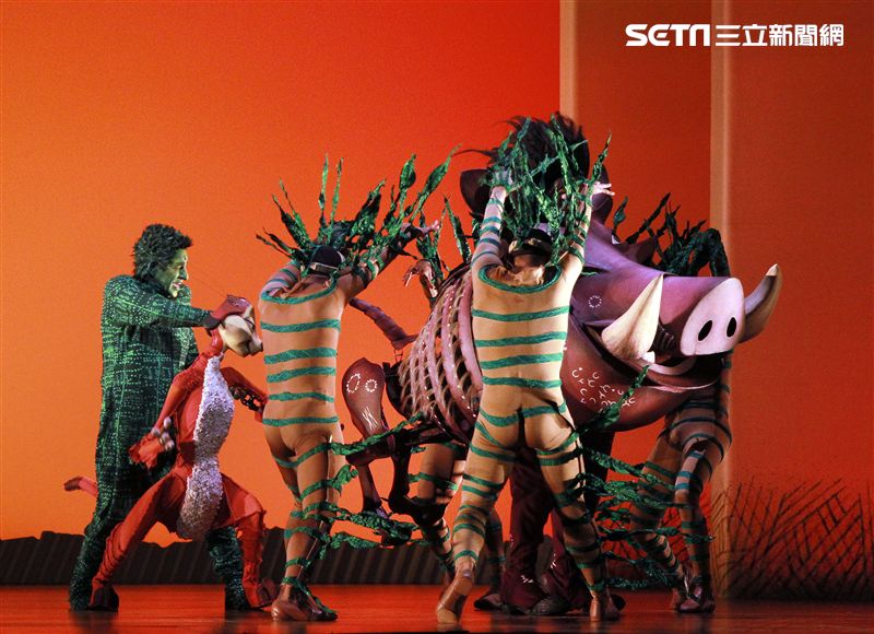 真人版「獅子王」音樂劇撼動人心的演唱搭配栩栩如真的非洲叢林、原野動物，讓現場觀眾都震撼不已。（記者邱榮吉/攝影）