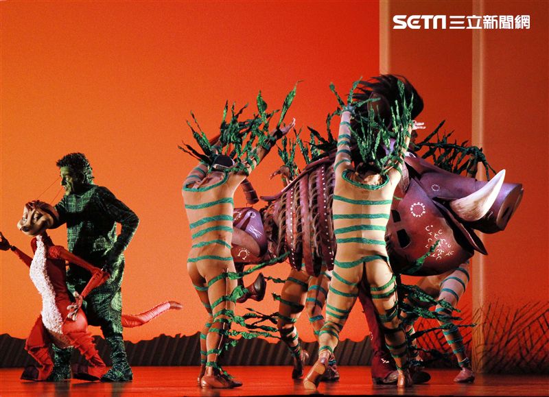 真人版「獅子王」音樂劇撼動人心的演唱搭配栩栩如真的非洲叢林、原野動物，讓現場觀眾都震撼不已。（記者邱榮吉/攝影）