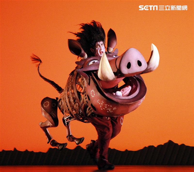 真人版「獅子王」音樂劇撼動人心的演唱搭配栩栩如真的非洲叢林、原野動物，讓現場觀眾都震撼不已。（記者邱榮吉/攝影）