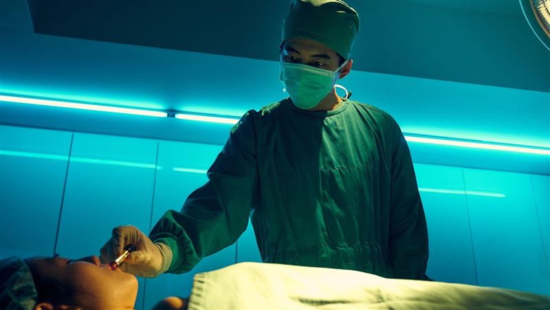 男星轉型當整形醫生！竟「全裸作畫」