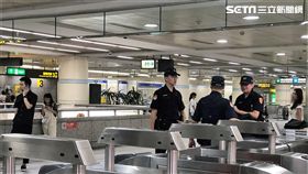 網友在各大媒體社群預告將在捷運西門站隨機殺人，警方立刻佈署重兵，網友卻遲遲未能出現（楊忠翰攝）