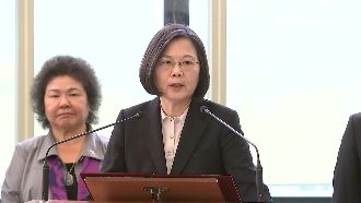 特勤夾帶菸闖關！小英24小時內開鍘