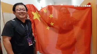 被迫拿五星旗！師生拒絕：大不了退出