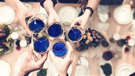 西班牙新創公司推出藍色葡萄酒。(翻攝自Gïk Vino Azul / Gïk Blue Wine臉書)