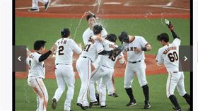 ▲讀賣巨人隊友重信慎之介擊出再見安打，陽岱鋼上前慶祝。（圖／截自日本媒體）