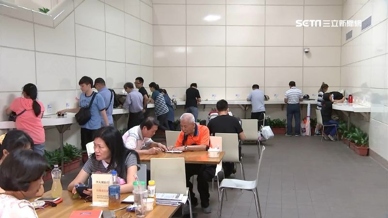 捷運「免費充電站」！低頭族救急天堂