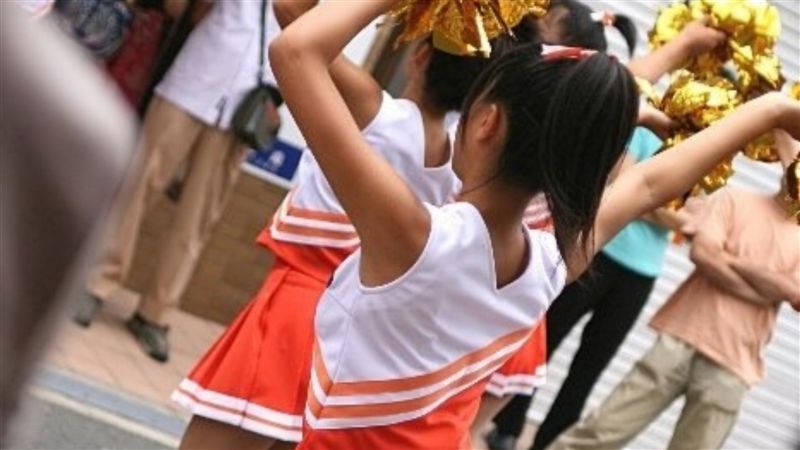 啦啦隊少女太賣力！裙子意外…引暴動