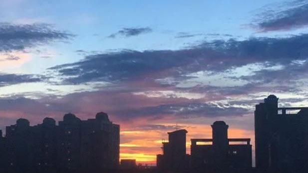 弟弟上頂樓看夕陽　隔壁阿姨一句噴笑