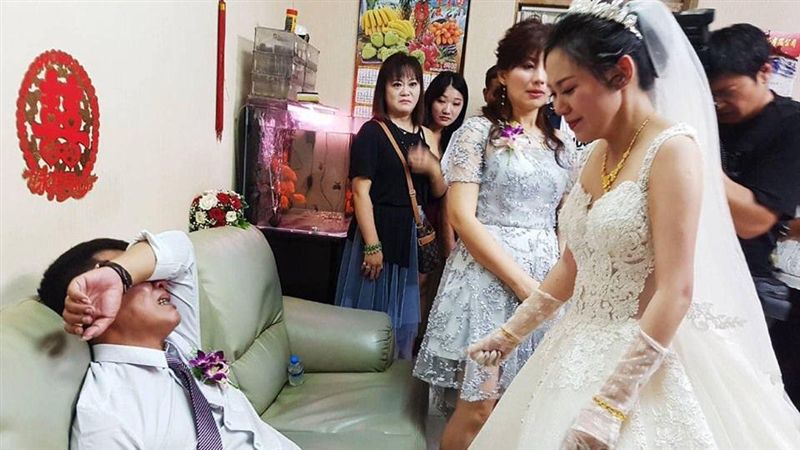 女兒出嫁拜別！父掩面淚崩逼哭3萬人