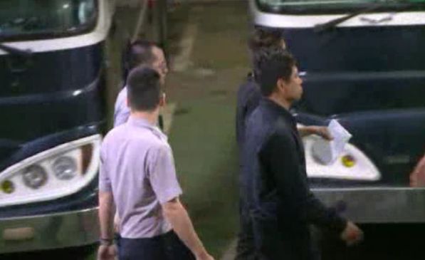狼狽！吳宗憲遭羈押　上銬押上囚車
