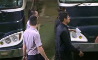 狼狽！吳宗憲遭羈押　上銬押上囚車