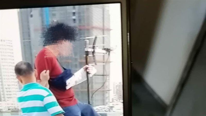 快訊／男持刀揮舞與衛生局人員僵持