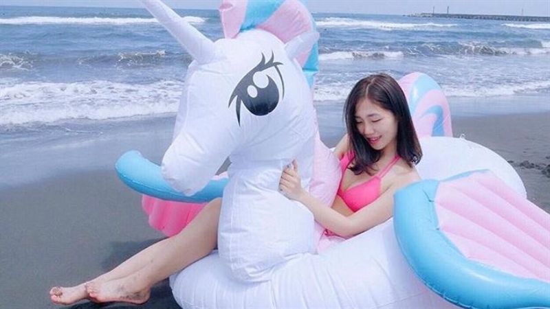 只知道獨角獸？「棺材」泳圈魔性十足