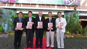 台南市府組團赴大馬爭主辦2025亞太蘭展第13屆亞太蘭花會議暨展覽24日將在馬來西亞登場，台南市副市長許育典（中）率領台南代表團前往爭取2025年第15屆亞太蘭展主辦權。（台南市政府提供）中央社記者楊思瑞台南傳真　108年7月23日