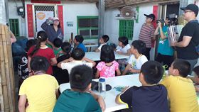 嘉義二手書店邀約少年Pi們走讀（1）嘉義縣民雄薪傳二手書店獲文化部補助，在暑假期間舉辦「在島嶼潮間帶的少年Pi們─嘉南多元文化平權研習營」，由中正大學中文系教授江寶釵（中）介紹竹文化。（江寶釵提供）中央社記者江俊亮傳真　108年7月23日