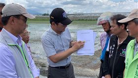 農委會訪雲林　劉建國爭取農田水路改善農委會主委陳吉仲（左）23日訪視雲林，民進黨籍立委劉建國（中）爭取石榴班農地重劃區農水路改善，獲陳吉仲應允。（劉建國服務處提供）中央社記者葉子綱傳真  108年7月23日