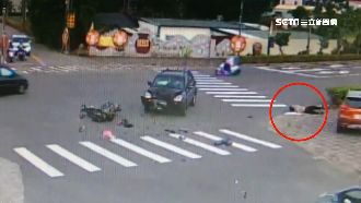 機車撞轉彎車　騎士摔飛翻2圈落地