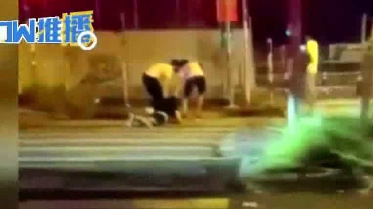 白色暴力再現！黑衣港男遭追打拖行