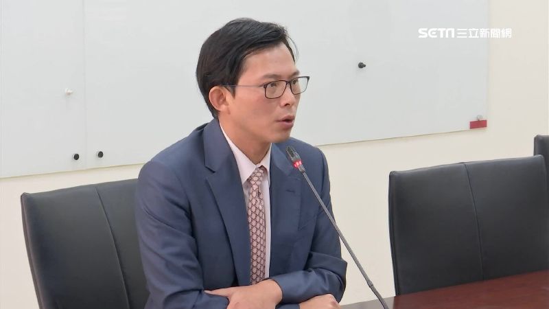 驚爆遭短髮妹跟拍！黃國昌裝可愛回覆