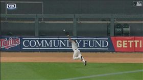 ▲希克斯（Aaron Hicks）超狂撲接拯救洋基。（圖／翻攝自MLB官網）