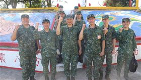 金防部指揮官慰問戍守偏遠島嶼官兵（1）金防部指揮官賀政（前左3）和政戰主任劉強華（前左2）23日到獅嶼及猛虎嶼等離島，慰勉偏遠地區駐軍戍守前哨辛勞。（金防部提供）中央社記者黃慧敏傳真　108年7月23日