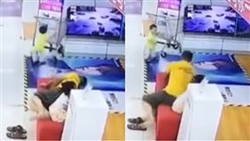 調皮兒逛超市「推購物車」亂衝！下秒直接撞上「3萬元液晶電視」⋯賠慘了（圖／秒拍）