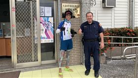 港籍男子來台環島遊　遺失腰包幸運被員警撿回香港籍李姓男子（左）來台環島旅行，不慎遺失腰包，到派出所尋求協助，才發現被竹田派出所長鍾岳韓（右）撿到，讓他喜出望外，直誇台灣警察熱心又有效率。（花蓮縣警察局提供）中央社記者李先鳳傳真　108年7月24日