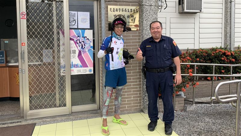 港男來台環島遊　遺失腰包被員警撿回