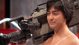 山田孝之毫無包袱的狂放演技都讓觀眾感到驚豔。（圖／Netflix提供）