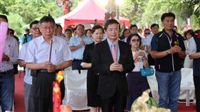 柯文哲出席翡翠原水管工程動土典禮（1）台北市長柯文哲（前左）、行政院秘書長李孟諺（前左2）24日上午在新北市出席翡翠原水管工程動土典禮，為工程祝禱祈福。中央社記者張皓安攝　108年7月24日