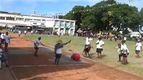 爆笑接力！領先選手終點摔跤　後面跟著摔…滾一圈壓線奪冠（圖／李迎吉提供）