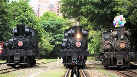 嘉義3輛百年蒸汽火車同框（1）原停放在嘉義竹崎的SL-32（左起）及車庫園區的SL-25蒸汽火車，23日在北門車站並列，迎接歷史最久的SL-21蒸汽火車，3輛國寶級蒸汽火車加起來316歲，首度同框。（阿里山林鐵文資處提供）中央社記者江俊亮傳真　108年7月23日