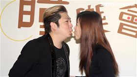 王瞳推出伴手禮，艾成帶豪氣鑽石出場。（記者邱榮吉/攝影）