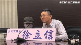 徐男在議員徐立信陪同下召開記者會（楊忠翰攝）