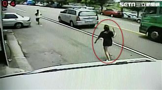 悚！少女大街上猛砍母…狂追畫面曝光