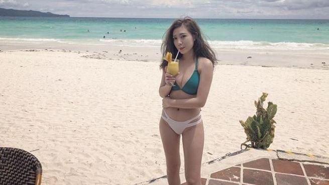 甜美護理師去海邊！渾圓雪乳整碗捧出