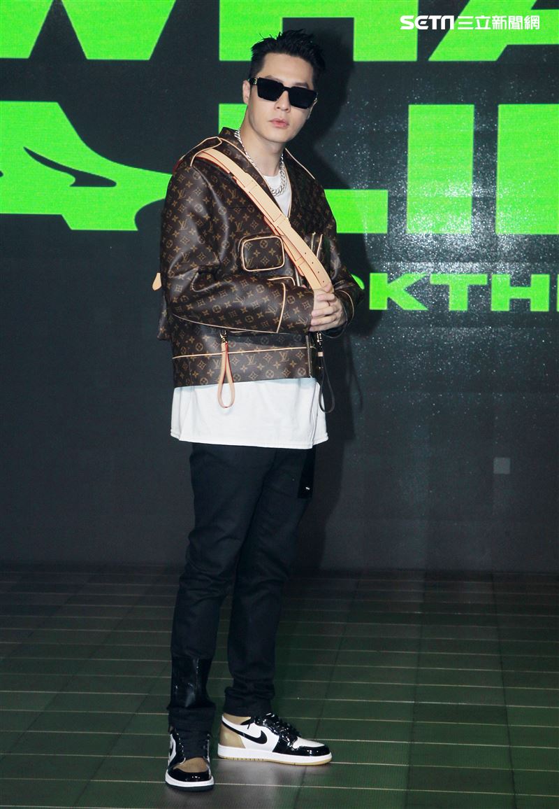 周湯豪「WHAT A LIFE」發行專輯派對，秀LV酷帥穿搭價值半場秀。（記者邱榮吉/攝影）