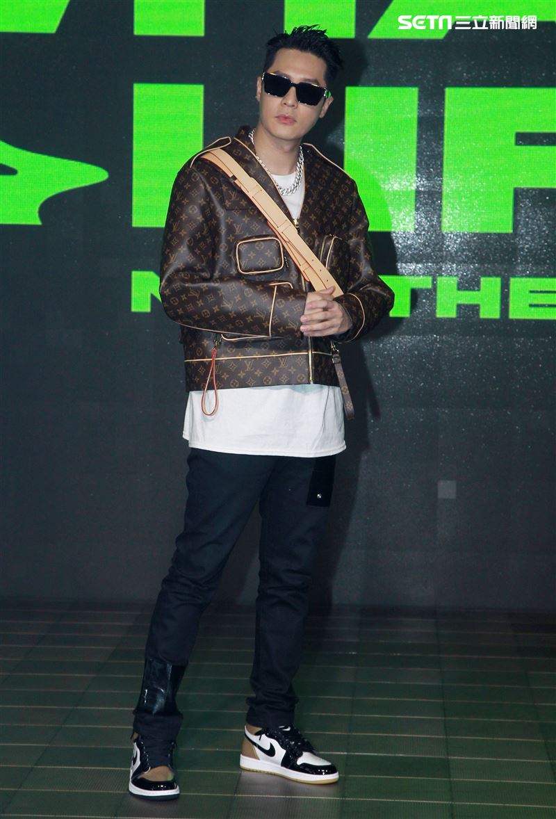 周湯豪「WHAT A LIFE」發行專輯派對，秀LV酷帥穿搭價值半場秀。（記者邱榮吉/攝影）