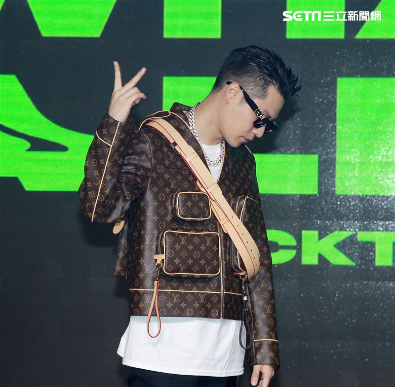 周湯豪「WHAT A LIFE」發行專輯派對，秀LV酷帥穿搭價值半場秀。（記者邱榮吉/攝影）