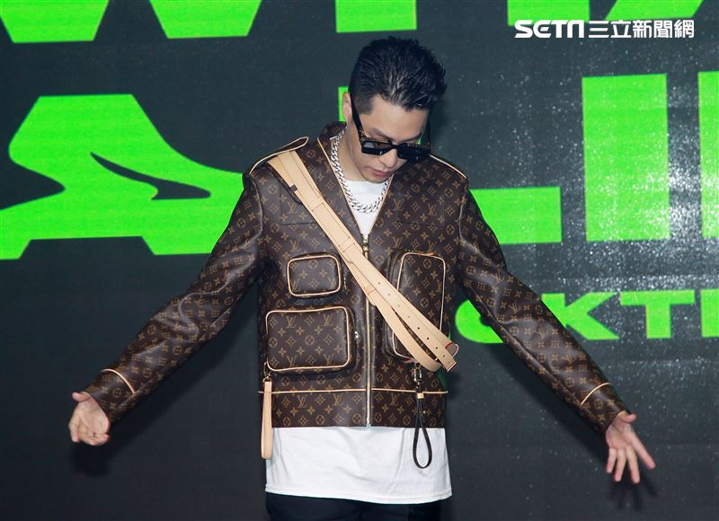 周湯豪「WHAT A LIFE」發行專輯派對，秀LV酷帥穿搭價值半場秀。（記者邱榮吉/攝影）