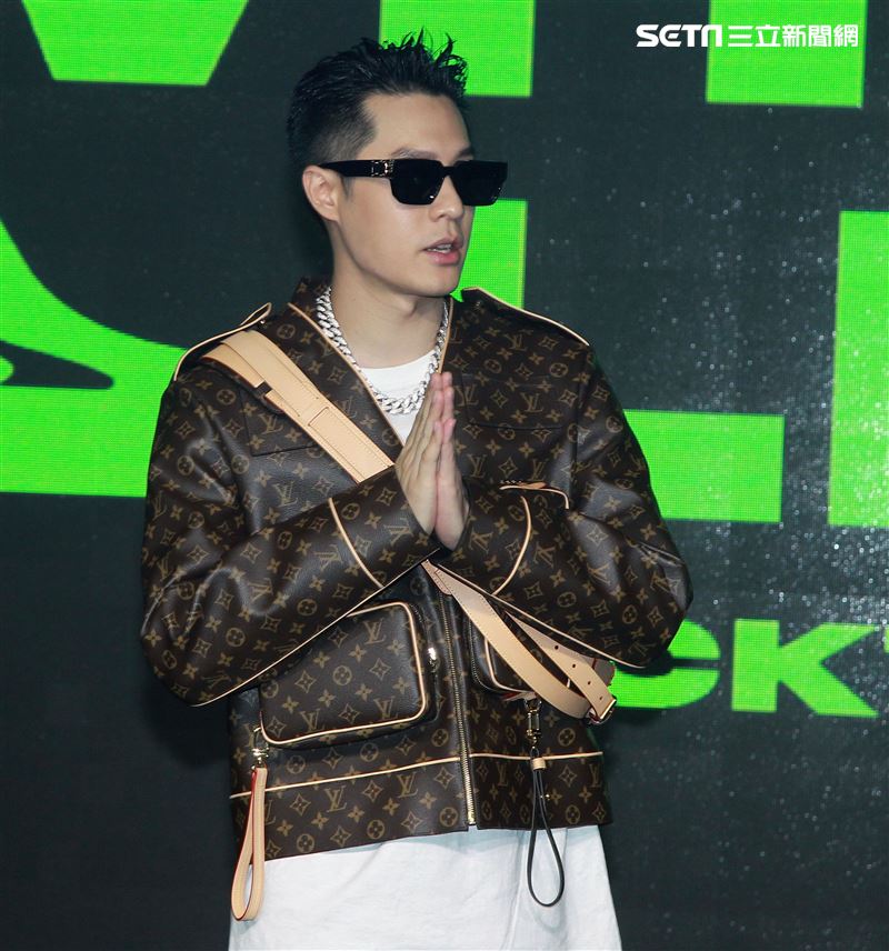 周湯豪「WHAT A LIFE」發行專輯派對，秀LV酷帥穿搭價值半場秀。（記者邱榮吉/攝影）